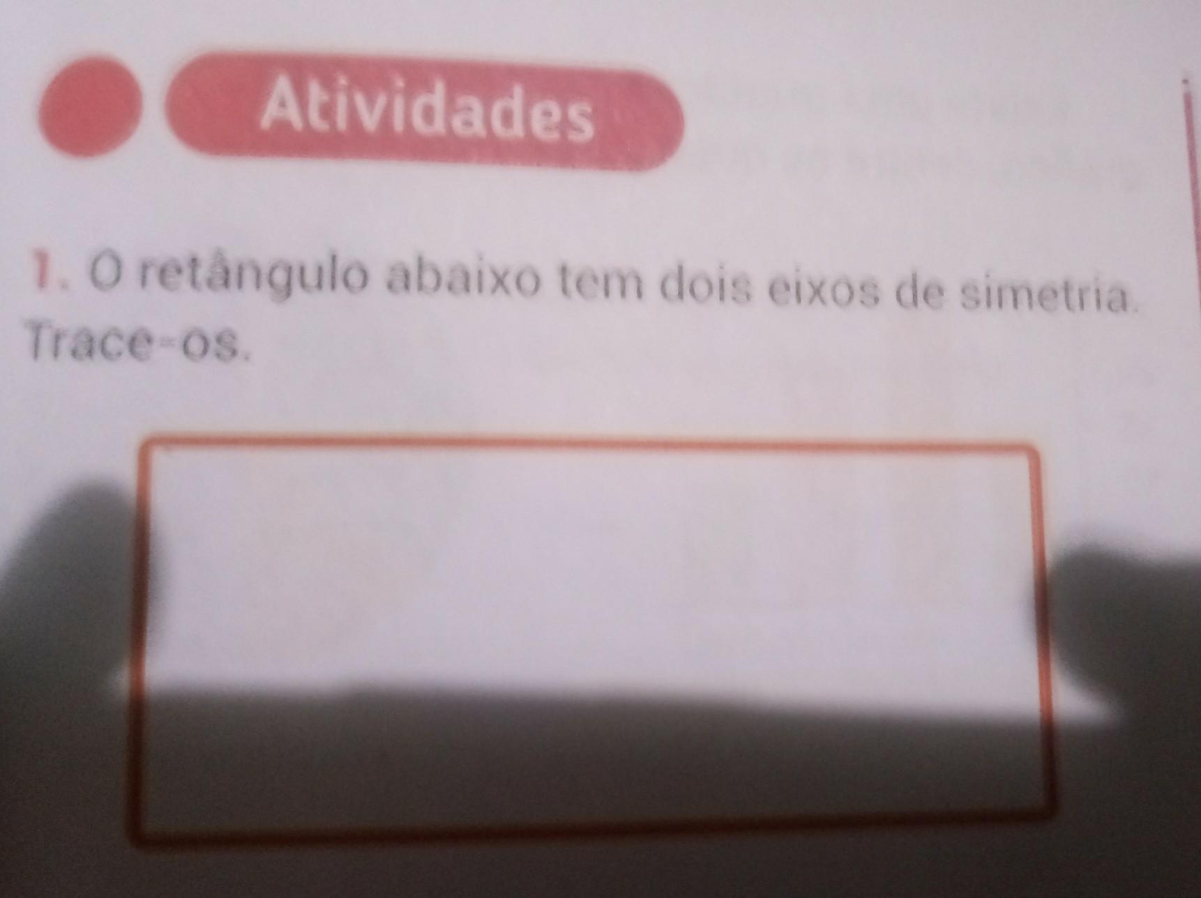 1.O retângulo abaixo tem dois eixos de simetria.trace-os​