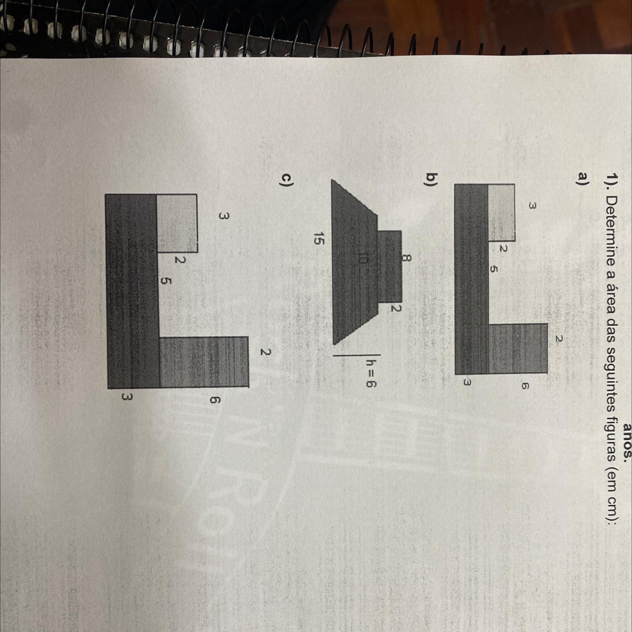 Determine a área das seguintes figuras (em cm)