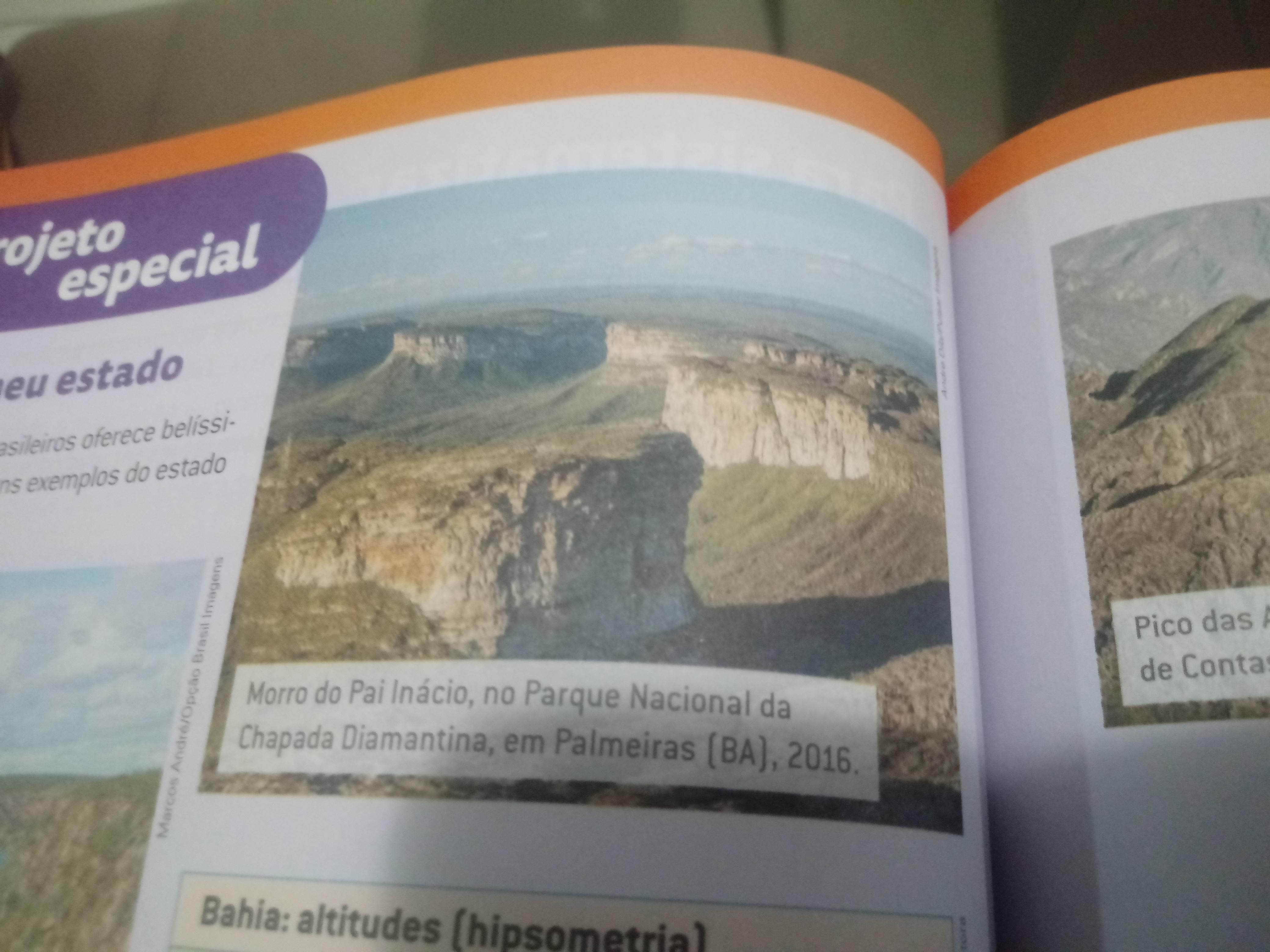 Observe a fotografia da lChapada Diamantina e sua localização no mapa hipsométrico da Bahia. Após analisar, podemos afirmar que altitude da Chapada